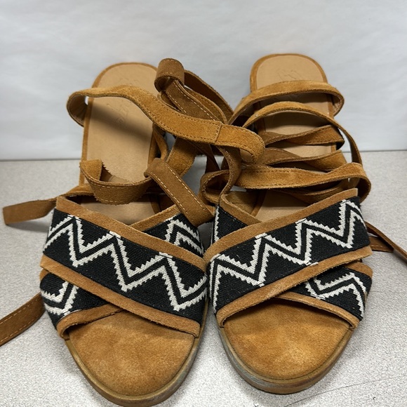 Bettye shoes heels at that. Strap up the leg. Bin#2 - Picture 4 of 4